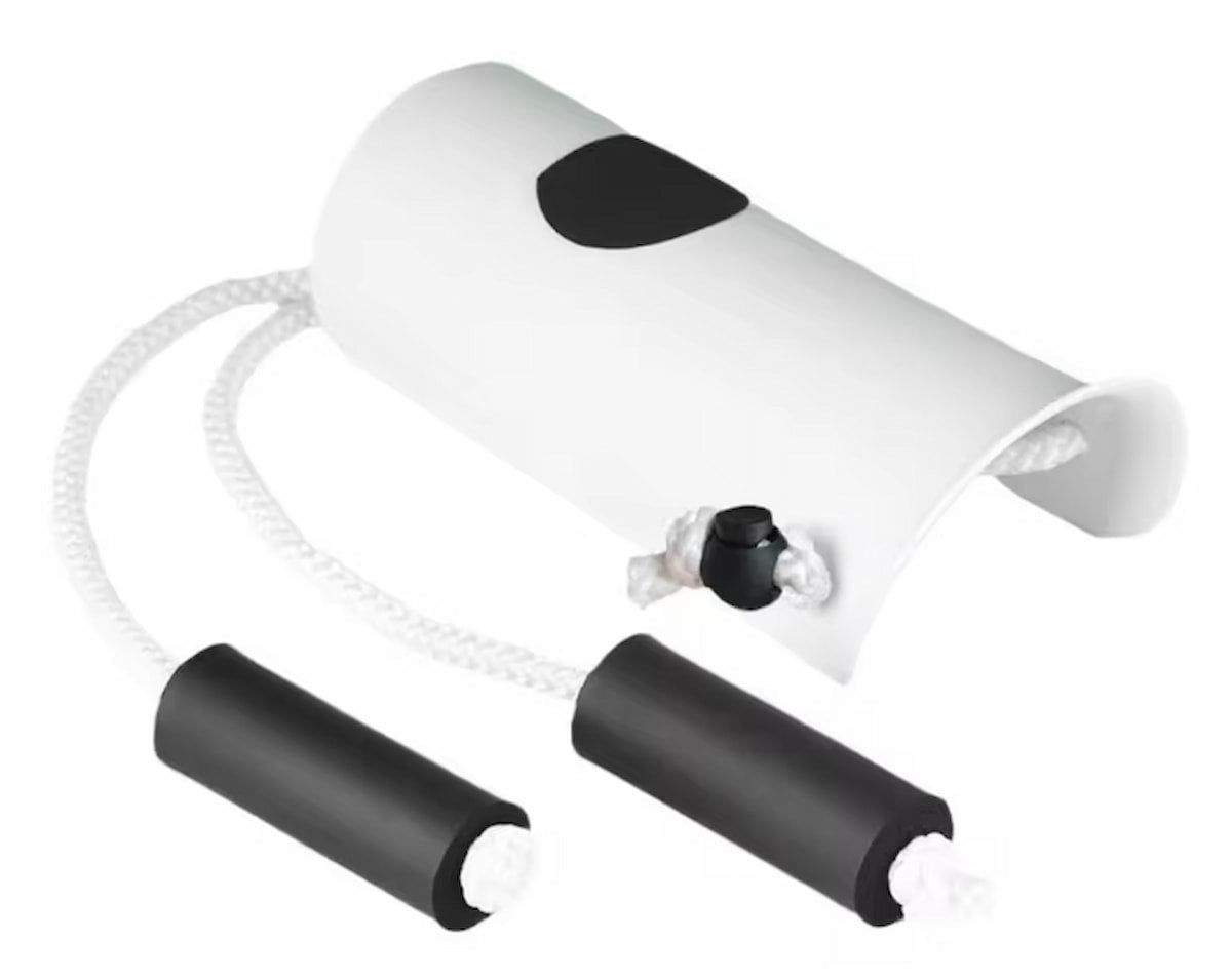 Vue en angle de l’aide chaussette Aidélia avec poignée ajustable et surface incurvée ergonomique